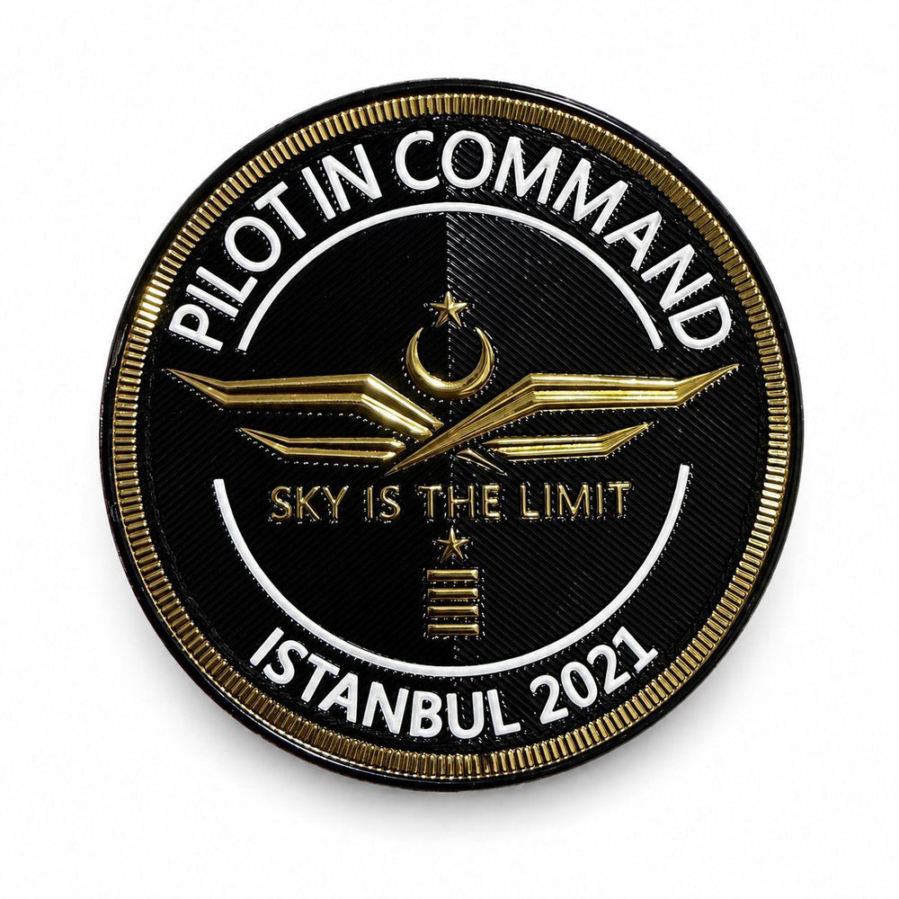 Pilot In Command plastik peç, uçuş ve pilot temalı akseuar, dayanıklı ve kullanışlı peç, uçuş simülatörü ve koleksiyon için ideal.