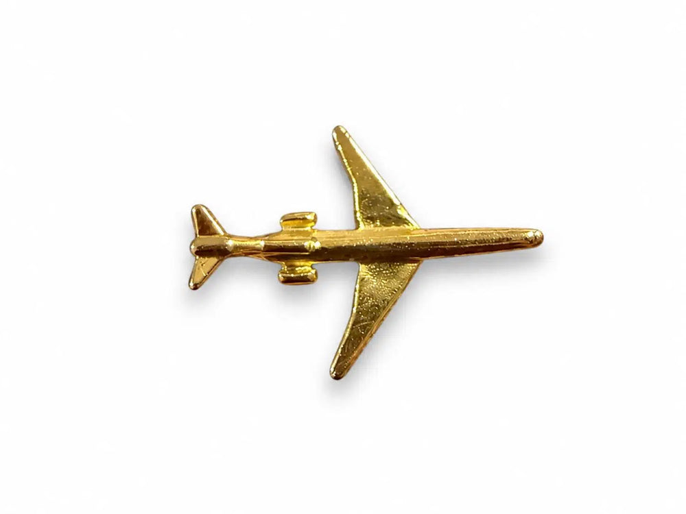 Pilot Shop Bakırköy Pin B727, metal aksuar, küçük ve detaylı tasarım, yakından çekilmiş ürün görüntüsü