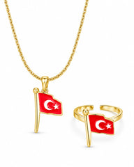 Gönderli Bayrak temalı altın kaplama kolye ve yüzük seti, şık ve detaylı tasarımıyla dikkat çekiyor.