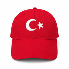 Kırmızı Türkiye yazılı şapka, Pilot Shop Bakırköy markası, aksesuar olarak giyilen şapka görüntüsü