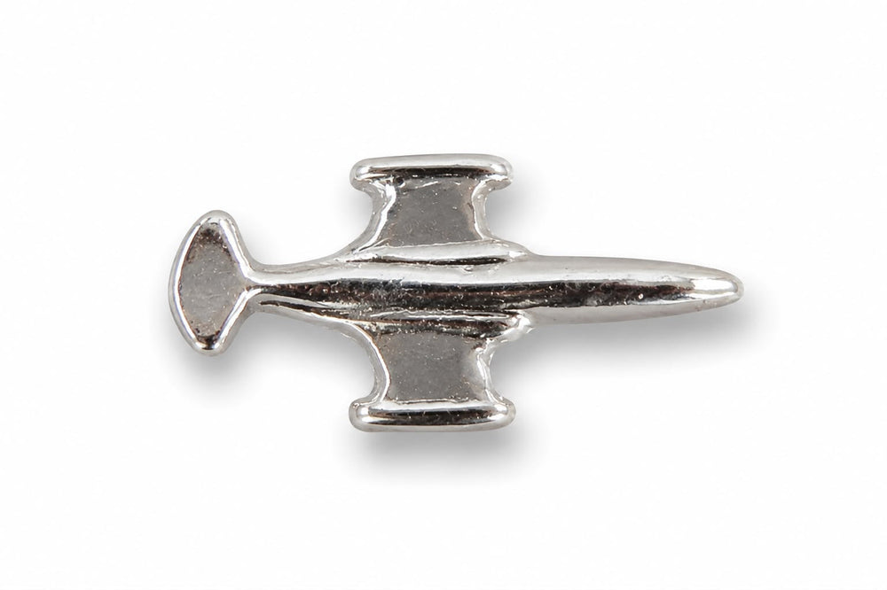 Pilot Shop Bakırköy F-104 pin, metal takı aksesuarı, küçük rozet ve pin modeli, detaylı ve şık tasarım.