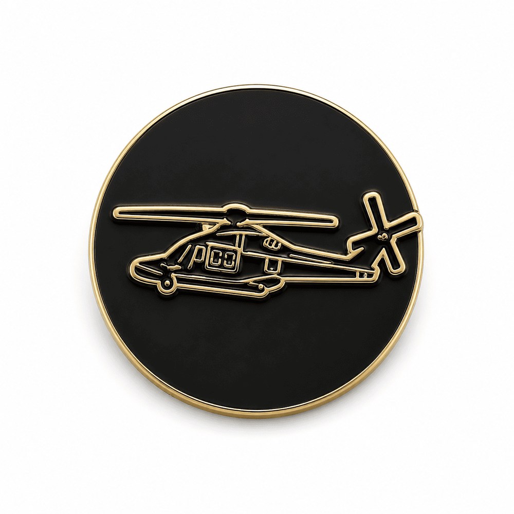 Alt metin: Altın renkli sivil helikopter pin, Pilot Shop Bakırköy marka zarif takı aksesuarı, detaylı tasarımıyla dikkat çekiyor