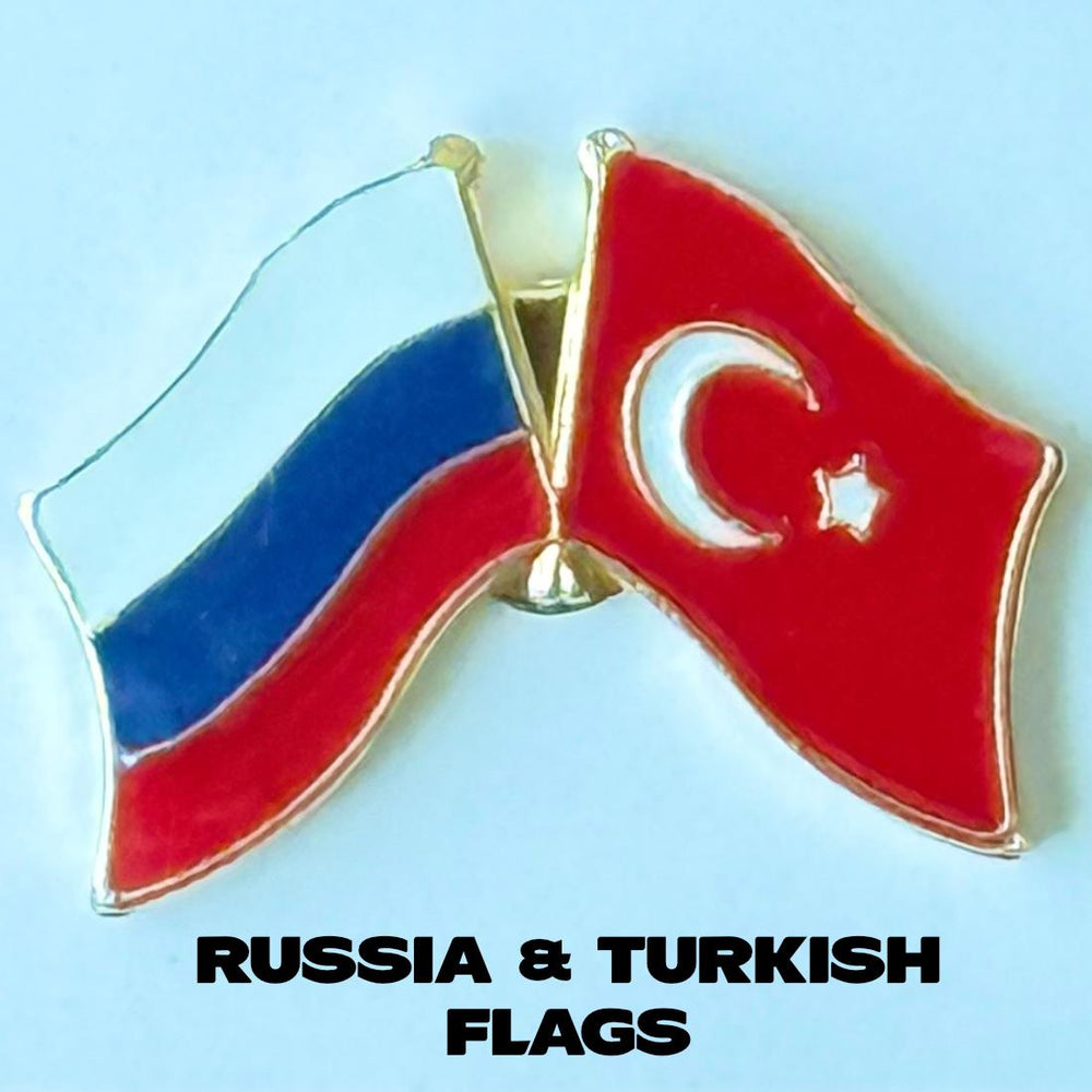 Rusya ve Türkiye temalı pilottaki bakır rozet, detaylı tasarımıyla aksesuarlarda şık bir gösterim sağlar.
