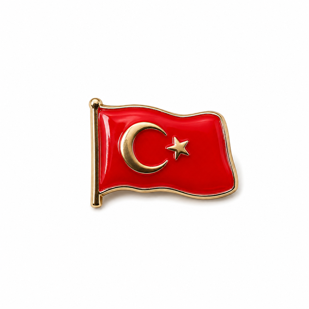 Türk bayrağı ile birlikte gönderilen Pilot Shop Bakırköy rozeti, takı ve aksesuar kategorisinde şık pin ve rozet.