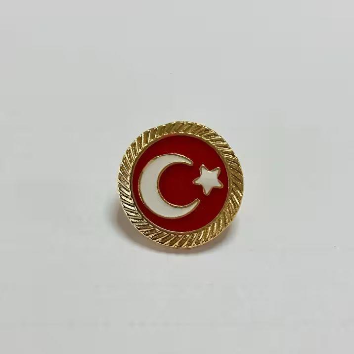 Türk bayrağı rozeti yuvarlak, metal pin ve rozet, Türk bayrağı sembolü ile tasarlanmış, aksesuarda kullanılabilir.