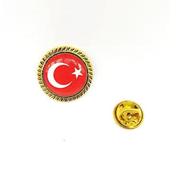 Yuvarlak Türk Bayrağı rozeti, metal pin ve rozet aksesuarı, kırmızı zemin ve ay-yıldız detaylarıyla dikkat çekici.