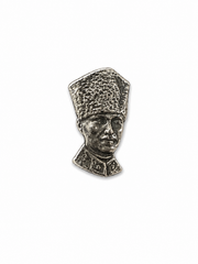 Atatürk kalpaklı rozet, pilott şapkalı tasarımla detaylı ve şık Türk bayraklı aksesuar.