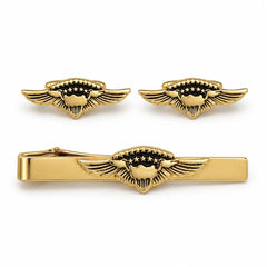 PILOT SHOP BAKIRKÖY Ayjet Gold kolye ve kravat iğnesi takı seti, siyah kutulu, şık ve zarif aksesuarlardan oluşuyor.