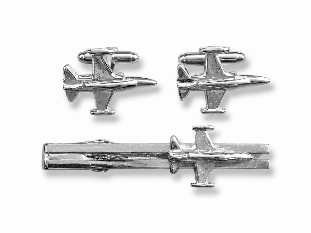 Pilot Shop Bakırköy F-5 Silver kol düğmesi ve kravat iğnesi takı seti Siyah kutuda, şık ve modern tasarım.