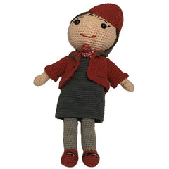 El yapımı organik amigurumi hostes figürü, örgü ve detaylı dikişlerle yapılmış, HANGAR modeli, renkli ve sevimli tasarım.