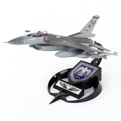 Pilot Shop Bakırköy F-16 AKBA sergiye hazır standlı model uçak, askeri uçak maket ve araç koleksiyonu.