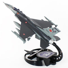 F-16 AKBA modeli, standlı askeri uçak maket, detaylı ve sergiye hazır, Pilot Shop Bakırköy üretimi.