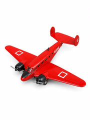 Montajlı ve boyalı Beechcraft D-18S model uçağı, sergilemeye hazır, detaylı ve gerçekçi tasarım.