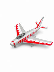 Montajlı ve boyalı Canadair F-86E Sabre model uçağı, sergilemeye hazır, detaylı ve gerçekçi görünümlü model uçak.