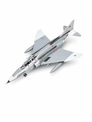 Montajlı ve boyalı F-4 E/F Phantom II model uçağı, gri renk, sergilemeye hazır, detaylı maket.