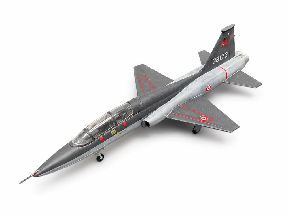 Montajlı ve boyalı F-5B maket uçak, gri ve siyah renklerle gerçekçi kamuflaj detaylarıyla sergilemeye hazır.