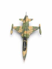 Montajlı ve boyalı F-5B model uçağı, kamuflaj renkleriyle sergilemeye hazır model ve maket uçak.