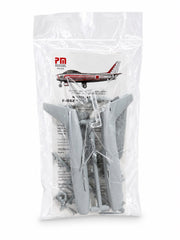 F-86E Sabre Pm model avcı uçağı plastik maket, standlı, detaylı ve demonte uçak modeli.