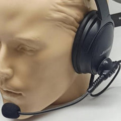 Boeing uçuş kulaklığı Raar HS-01 ve Bose QC 45 profesyonel havacılık kulaklığı, mikrofonlu kokpit kullanımı için.
