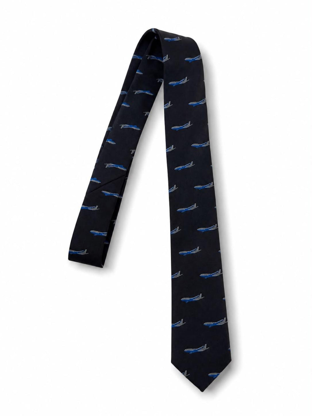 Mavi airline desenli PILOT SHOP BAKIRKÖY kravat, günlük kullanıma uygun tekstil ve uniformalarda tercih edilir.