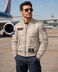 Krem renkli ribana yakalı pilot montu, NASA markası, tekstil ve uniformalar kategorisinde, rahat ve şık tasarım.