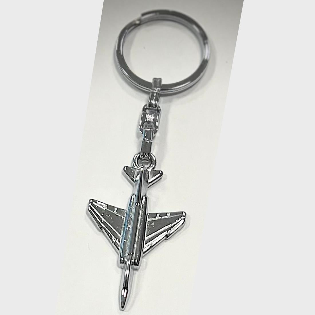 Pilot Shop Bakırköy metal anahtarlık F-4 modeli, dayanıklı ve şık anahtarlık aksesuarı.