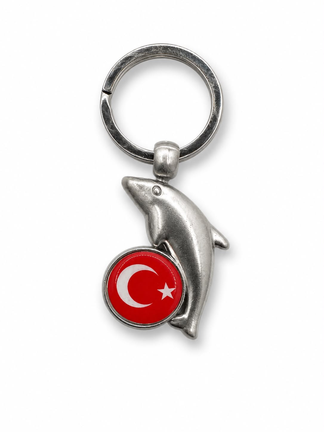 Pilot Shop Bakırköy metal anahtarlık, bayrak ve yunus detaylarıyla şık aksesuar, dayanıklı metal malzeme.