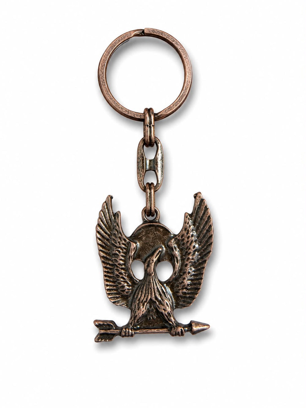Bronz renkli metal anahtarlık, oklu kartal tasarımıyla dayanıklı ve şık aksesuar.