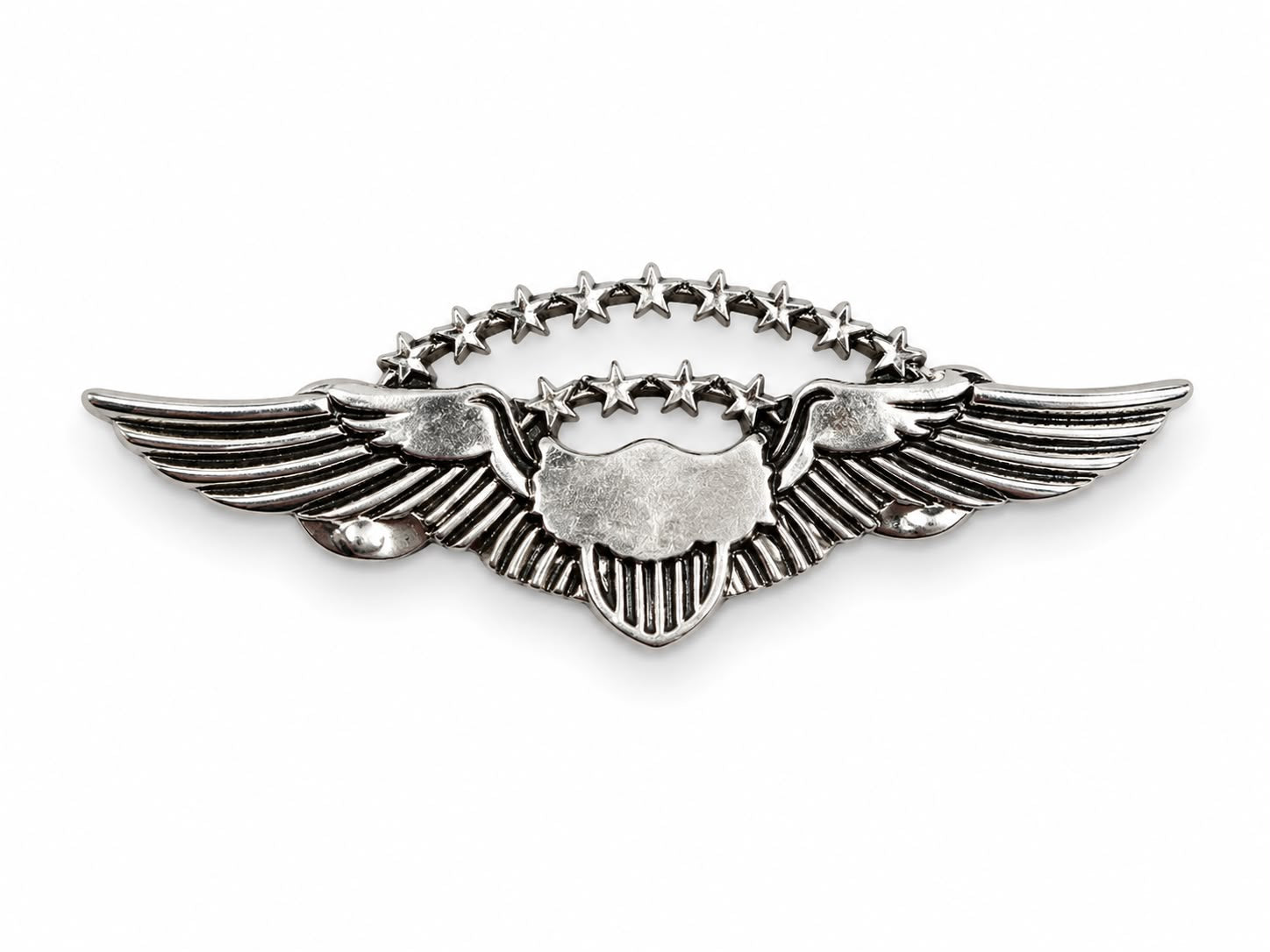 Pilot Shop Bakırköy Ayjet Silver Büyük brove, şık gümüş renkli aksesuar ve arma, detaylı ve kaliteli görünümlü.
