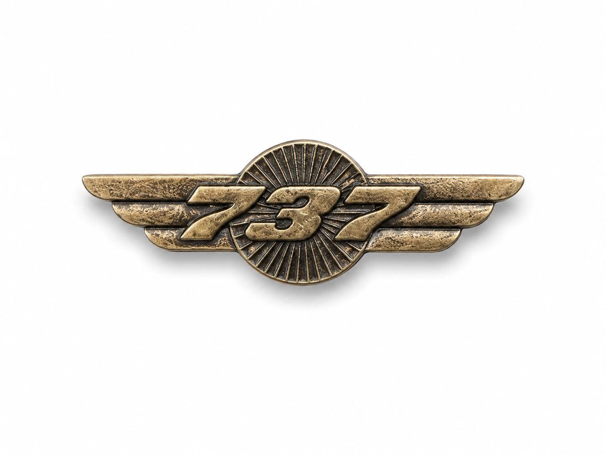 Pilot Shop Bakırköy B 737 brove, detaylı ve şık askı ve arma aksesuarı, metal ve deri karışımı malzeme.