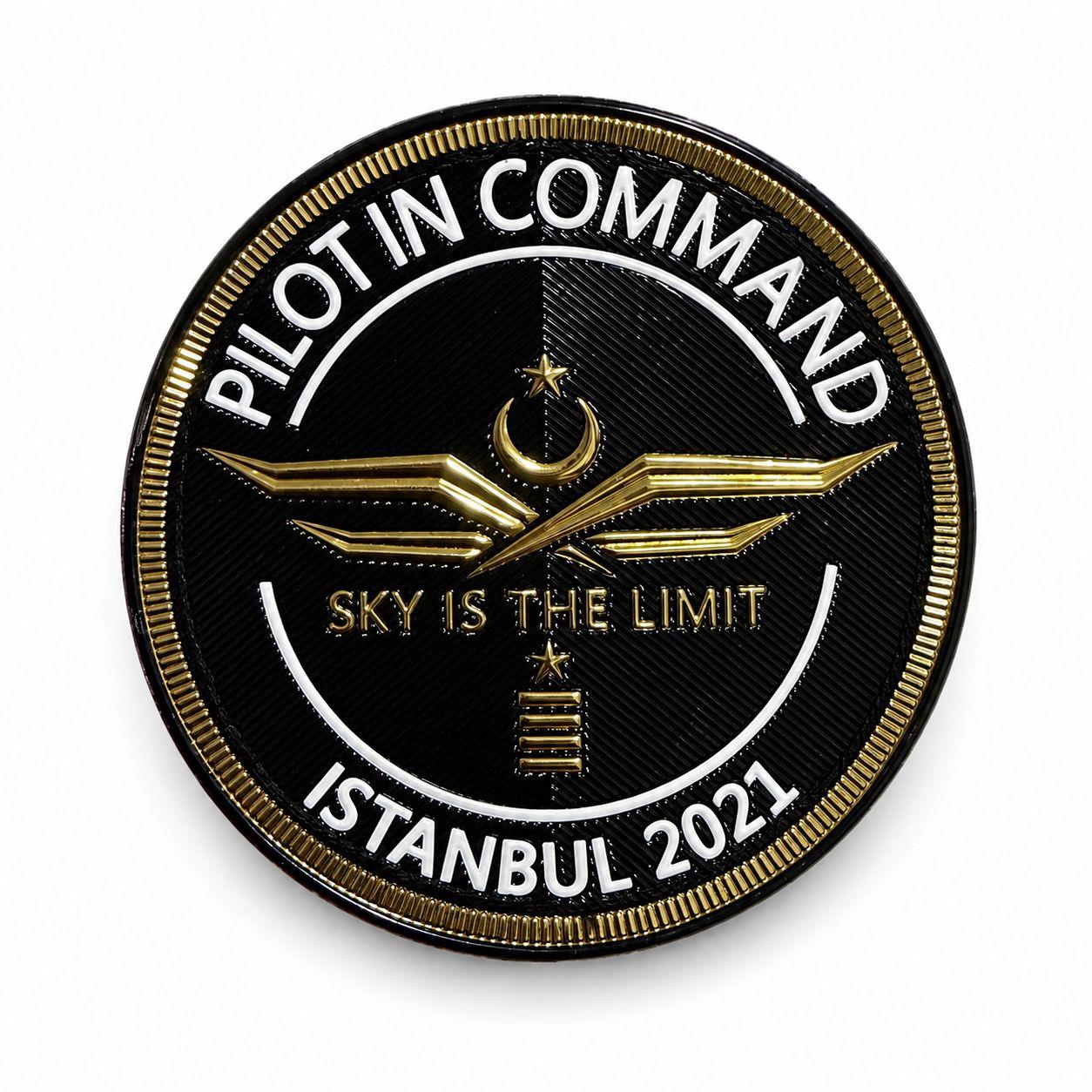 Pilot In Command plastik peç, uçuş ve pilot temalı akseuar, dayanıklı ve kullanışlı peç, uçuş simülatörü ve koleksiyon için ideal.
