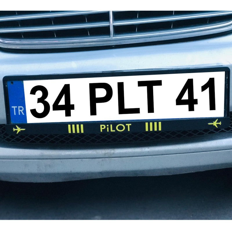 İki adet Pilot Shop Bakırköy araba pilot plakalıkları, metal ve şık tasarımlı araç aksesuarları.