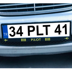 İki adet Pilot Shop Bakırköy araba pilot plakalıkları, metal ve şık tasarımlı araç aksesuarları.