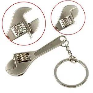 Pilot Shop Bakırköy İngiliz Anahtarı şeklinde metal anahtarlık, dayanıklı ve şık aksesuar.