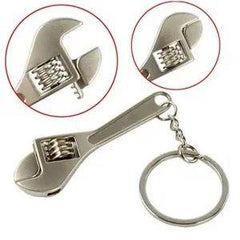 Pilot Shop Bakırköy İngiliz Anahtarı şeklinde metal anahtarlık, dayanıklı ve şık aksesuar.