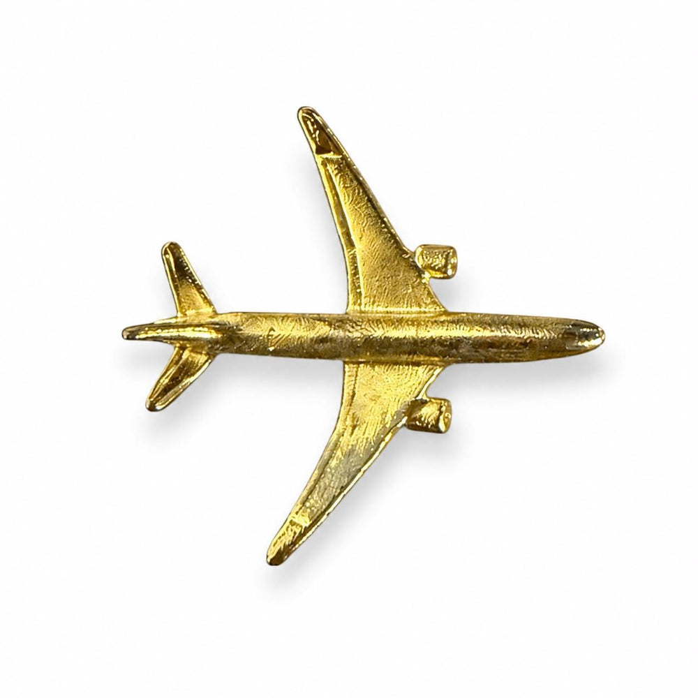 Pilot Shop Bakırköy B-767 pin aksuar, metal dekoratif yaka iğnesi, detaylı ve şık tasarım ile görselde sergileniyor.