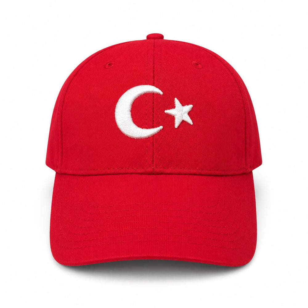 Kırmızı Türkiye yazılı şapka, Pilot Shop Bakırköy markası, aksesuar olarak giyilen şapka görüntüsü