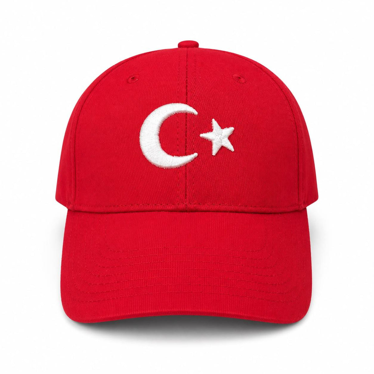 Kırmızı Türkiye yazılı şapka, Pilot Shop Bakırköy markası, aksesuar olarak giyilen şapka görüntüsü