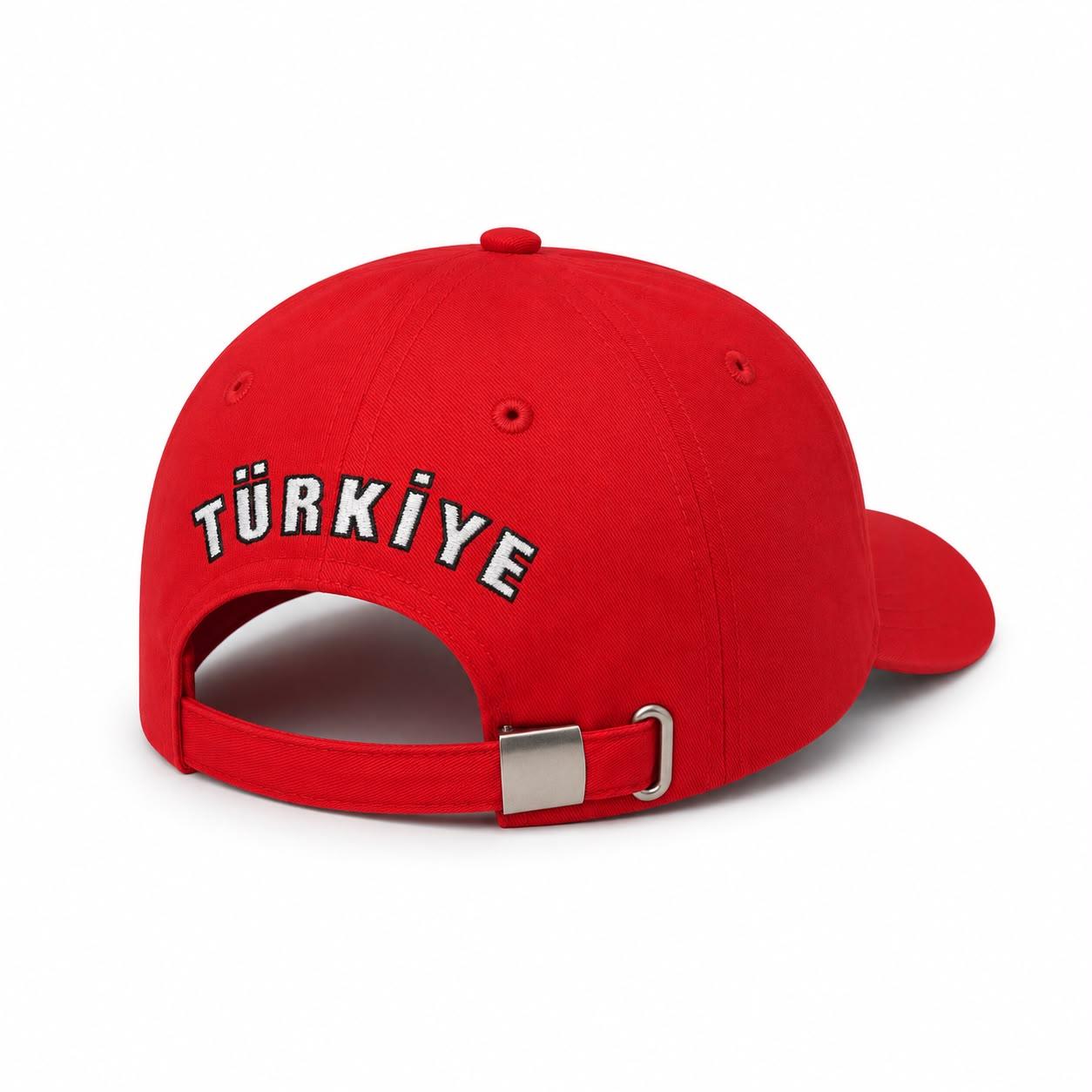 Kırmızı Türkiye yazılı Pilot Shop Bakırköy şapka, moda ve aksesuar olarak kullanıma uygun, detaylı ve şık tasarım.