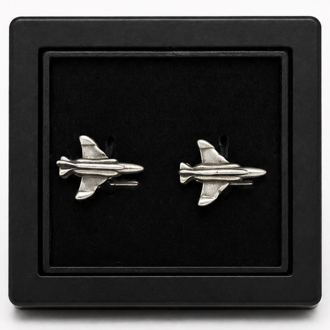 Pilot Shop Bakırköy F-4 Silver Siyah kutulu kol düğmesi, şık ve zarif erkek aksesuarları, metal tasarımıyla dikkat çekiyor.