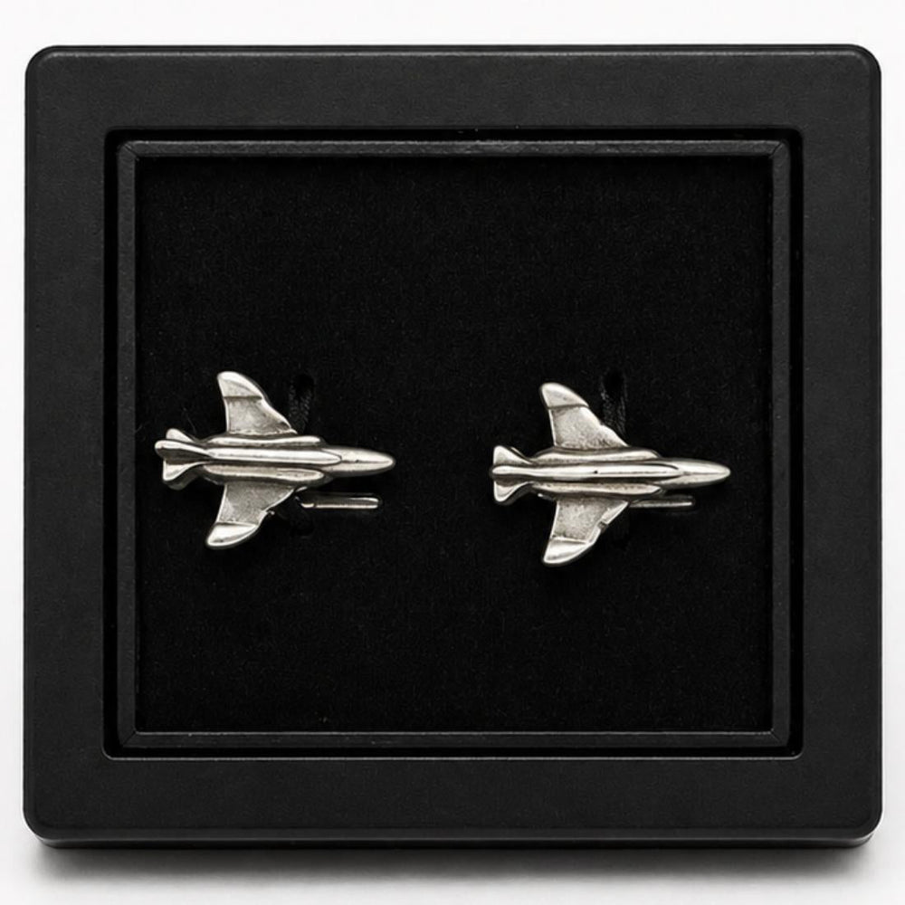 Pilot Shop Bakırköy F-4 Silver Siyah kutulu kol düğmesi, şık ve zarif erkek aksesuarları, metal tasarımıyla dikkat çekiyor.