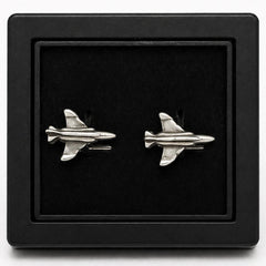 Pilot Shop Bakırköy F-4 Silver Siyah kutulu kol düğmesi, şık ve zarif erkek aksesuarları, metal tasarımıyla dikkat çekiyor.