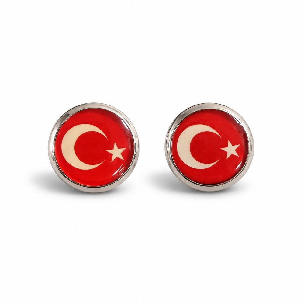 Türk bayraklı gümüş kol düğmesi, şık ve detaylı tasarımıyla erkek aksesuarları koleksiyonuna uygun.