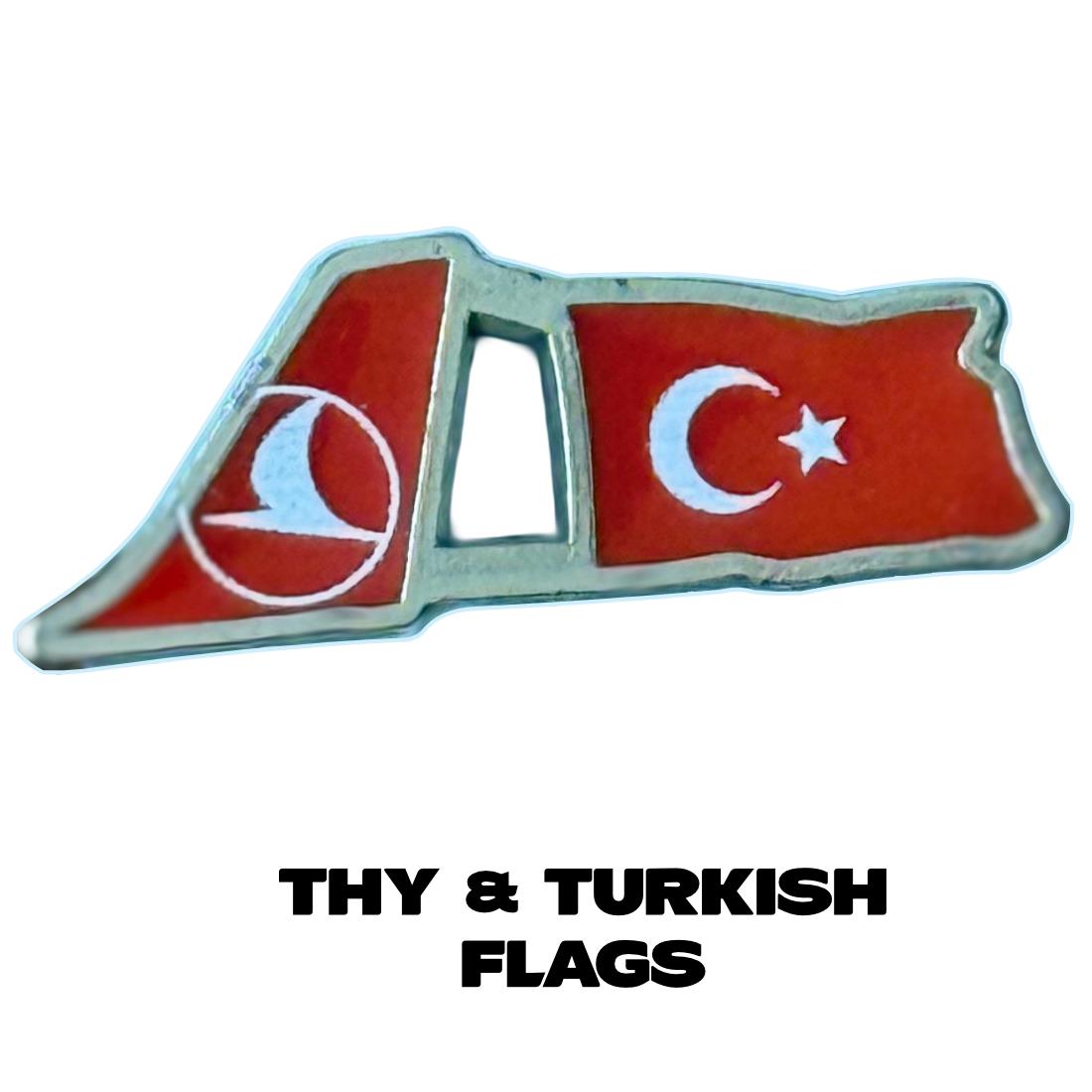 CrewTürk ve Türkiye bayraklı rozet, iki taraflı metal pin ve rozet, Türk bayrağı detaylarıyla şık aksesuar.