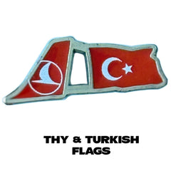 CrewTürk ve Türkiye bayraklı rozet, iki taraflı metal pin ve rozet, Türk bayrağı detaylarıyla şık aksesuar.