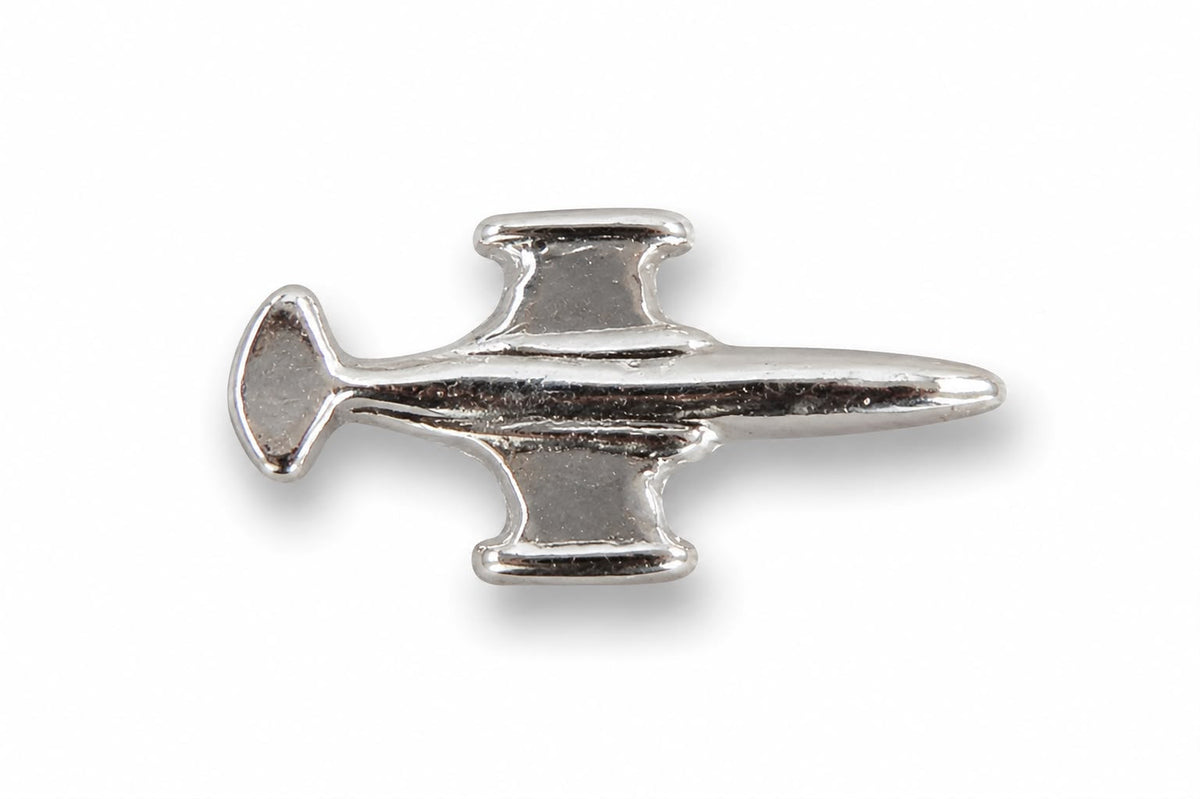 Pilot Shop Bakırköy F-104 pin, metal takı aksesuarı, küçük rozet ve pin modeli, detaylı ve şık tasarım.