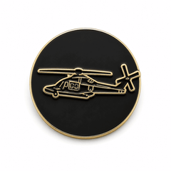 Alt metin: Altın renkli sivil helikopter pin, Pilot Shop Bakırköy marka zarif takı aksesuarı, detaylı tasarımıyla dikkat çekiyor