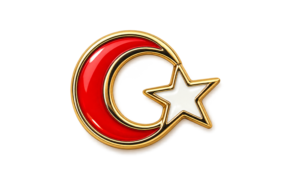 Kırmızı ve beyaz Ay Yıldız rozet, pilottaki takı ve aksesuarlar arasında yer alan şık pin ve rozet.