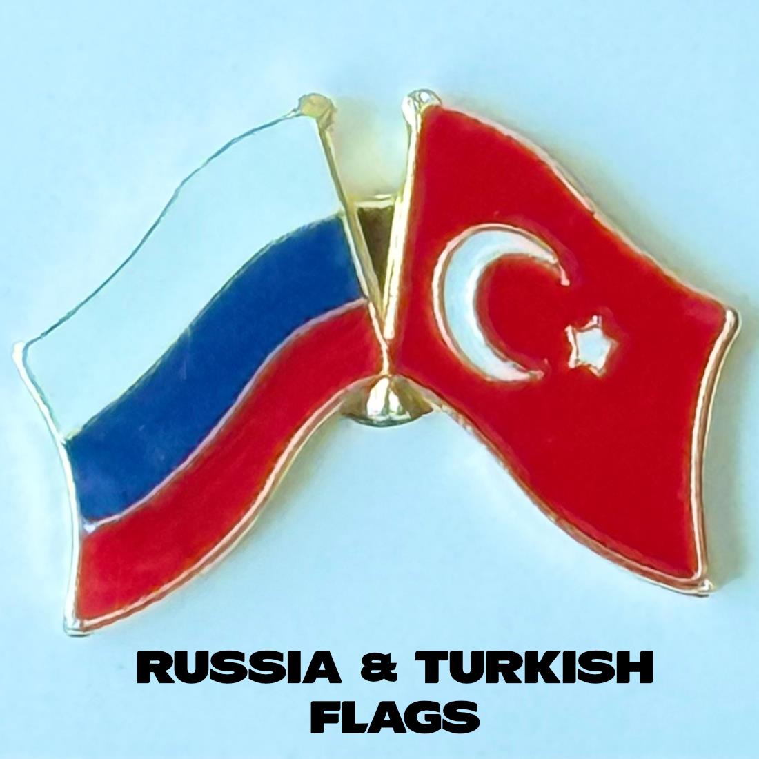 Rusya ve Türkiye temalı pilottaki bakır rozet, detaylı tasarımıyla aksesuarlarda şık bir gösterim sağlar.