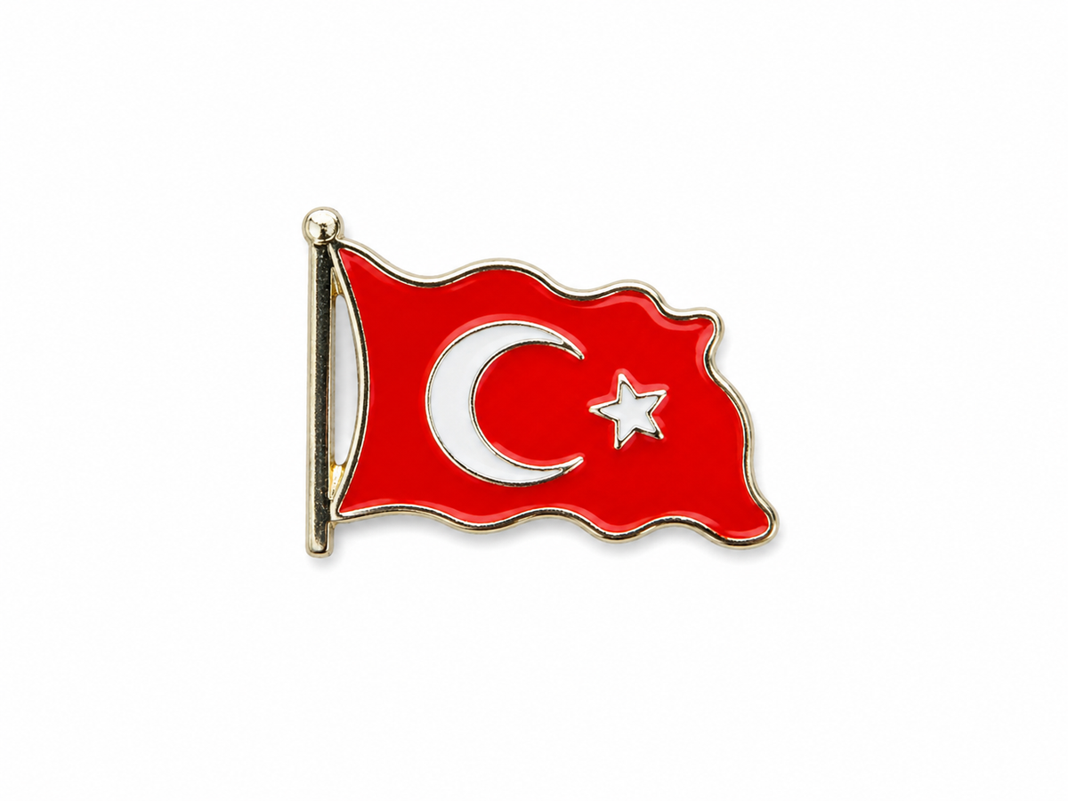 Gümüş ve beyaz Türk bayrağı rozeti, hava kuvvetleri temalı pin ve rozet aksesuarı, detaylı tasarım.